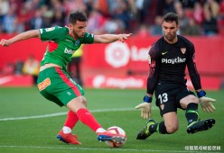 包含国际比赛日比利亚雷亚尔备战西甲，调整名单细节曝光，信心回归，赛程密集仍需轮换的词条